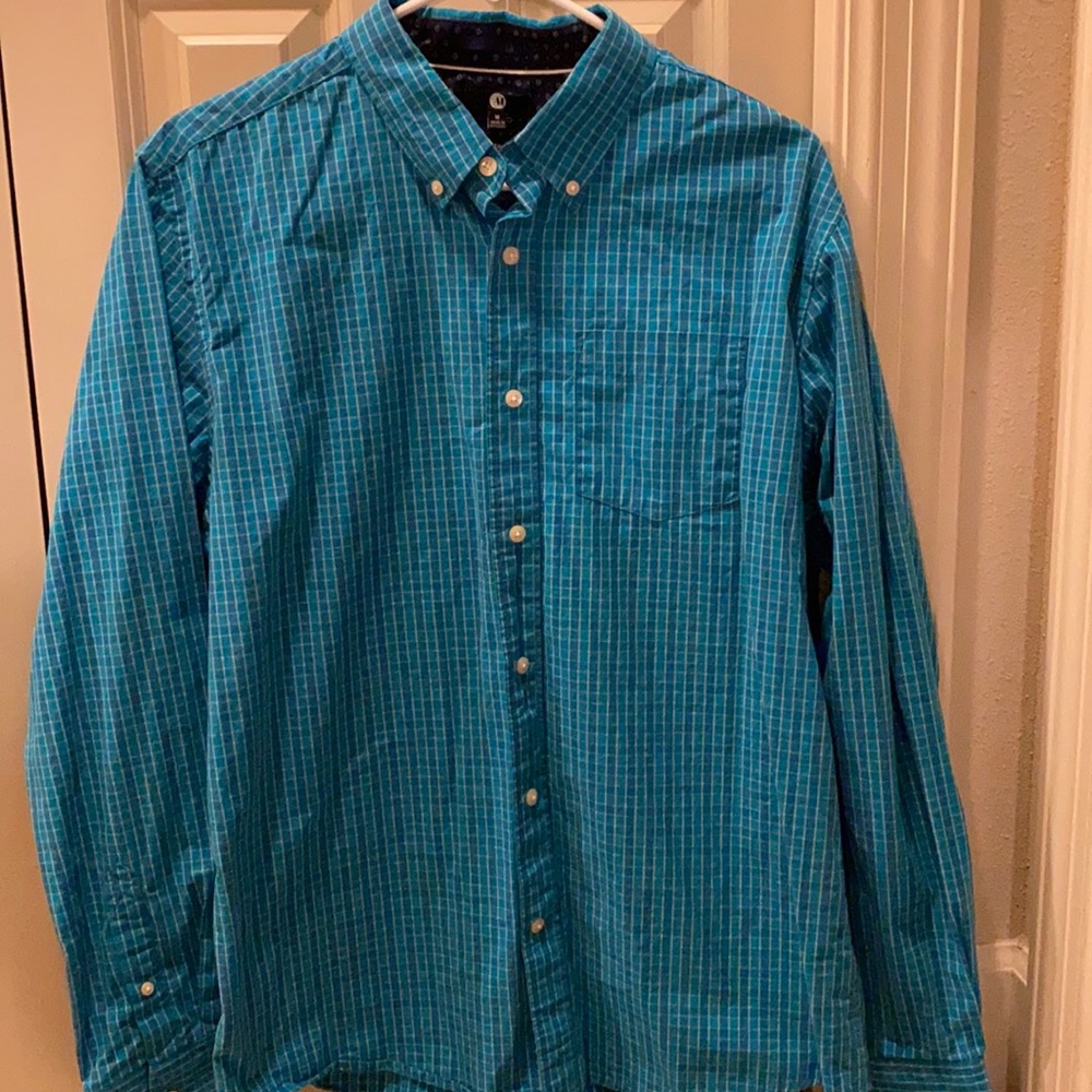 LIKE NEW Men’s blue striped button-down dress shirt size medium